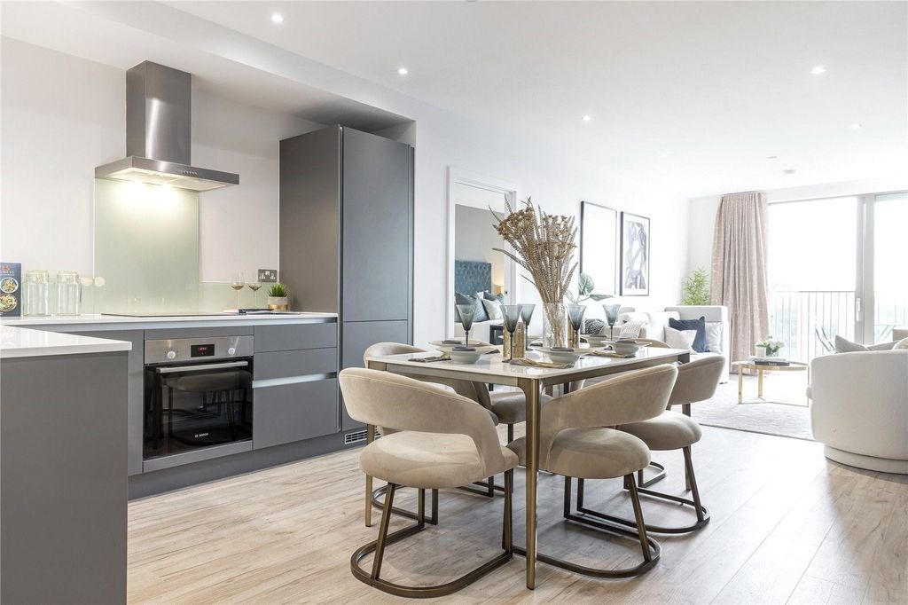 3 bed flat for saleBakery Walk, Greenford UB6 photo 3