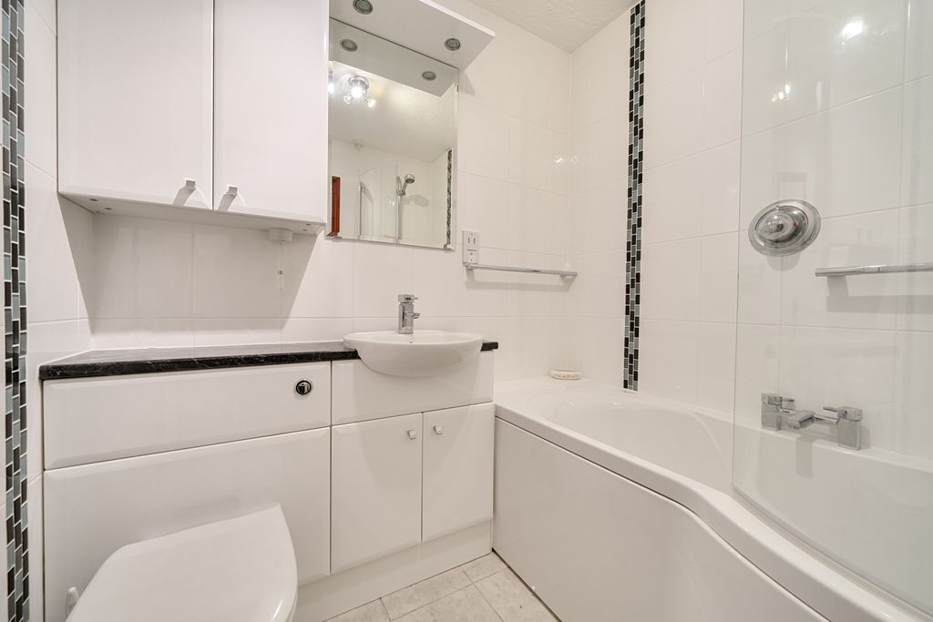 Additional image 7 of 3 bed flat for saleRaylands Mead, Gerrards Cross, Buckinghamshire SL9