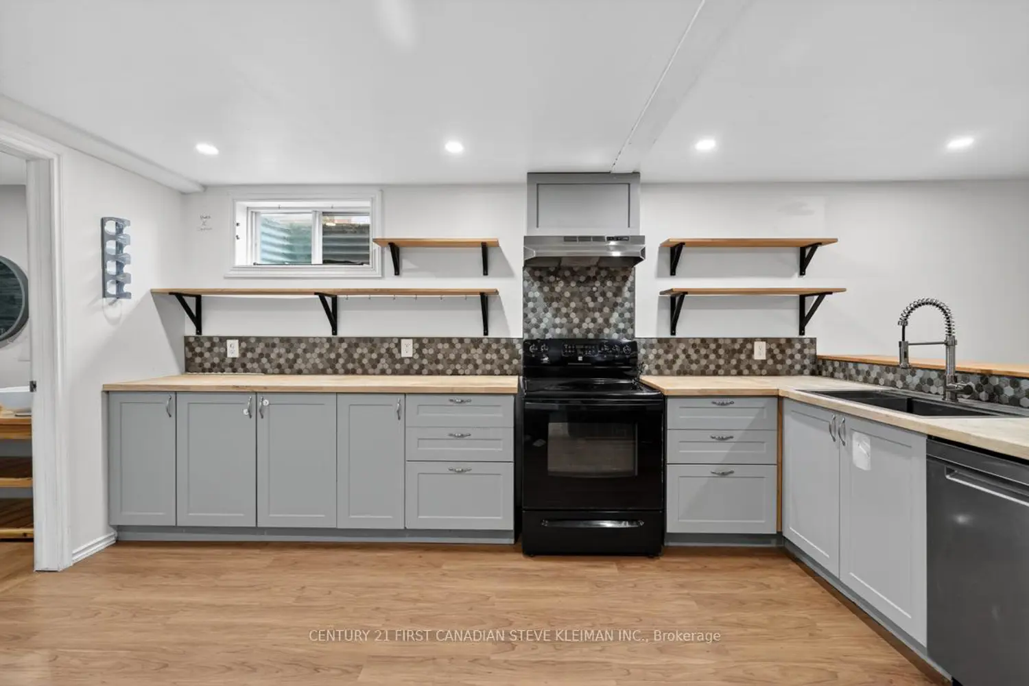 8330 Imperial Road photo 2