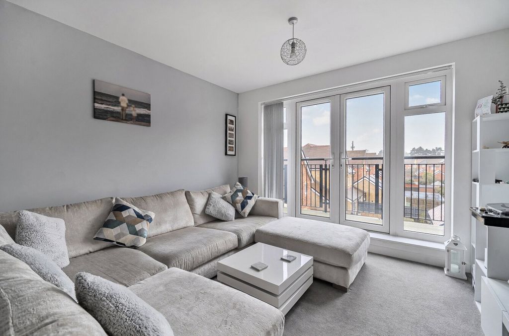 2 bed flat for saleHurst Avenue, Blackwater, Camberley GU17