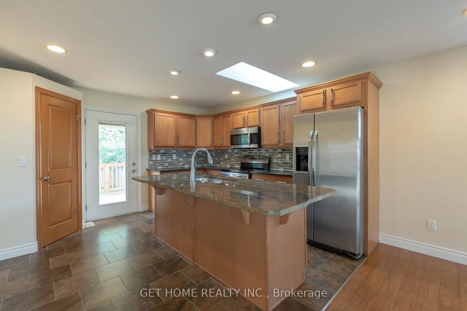 1364 Matthews Crescent photo 4