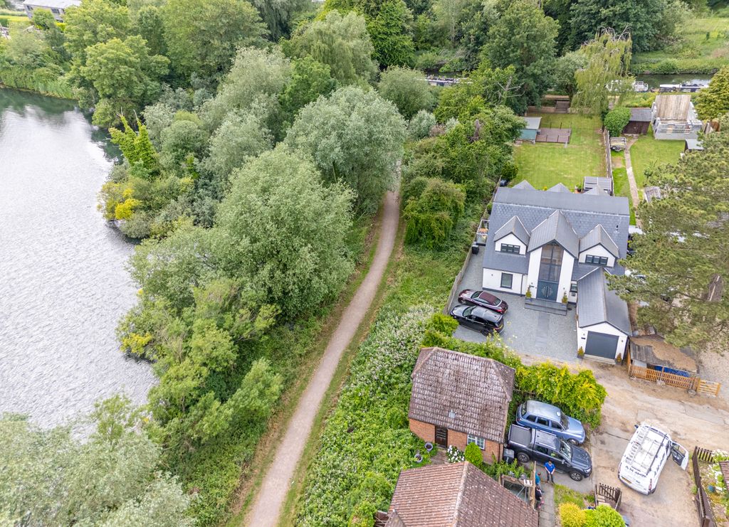 Additional image 37 of 4 bed detached house for saleAvenue Road, Dobbs Weir, Hoddesdon EN11