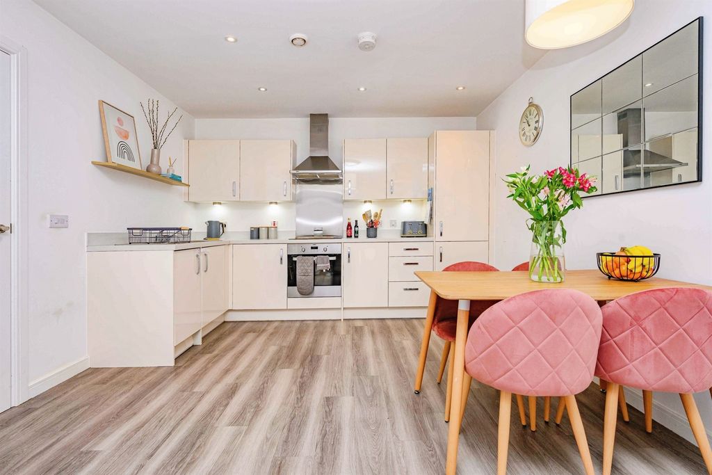 Additional image 3 of 2 bed flat for saleFrogmore Road, Hemel Hempstead HP3