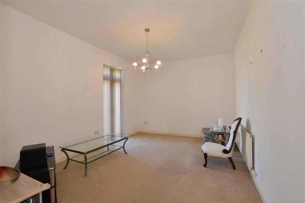 2 bed maisonette for saleCarnforth Gardens, Hornchurch, Essex RM12 photo 3