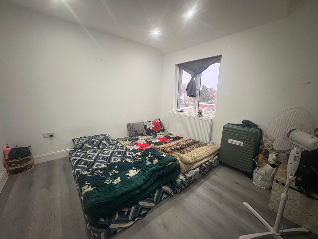 Additional image 17 of 6 bed semi-detached house for saleWentworth Crescent, Hayes UB3