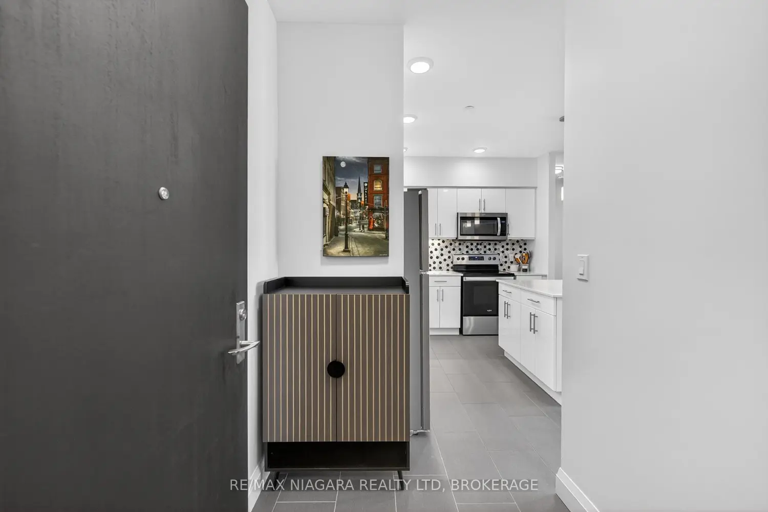 399 Queen Street 403 photo 4