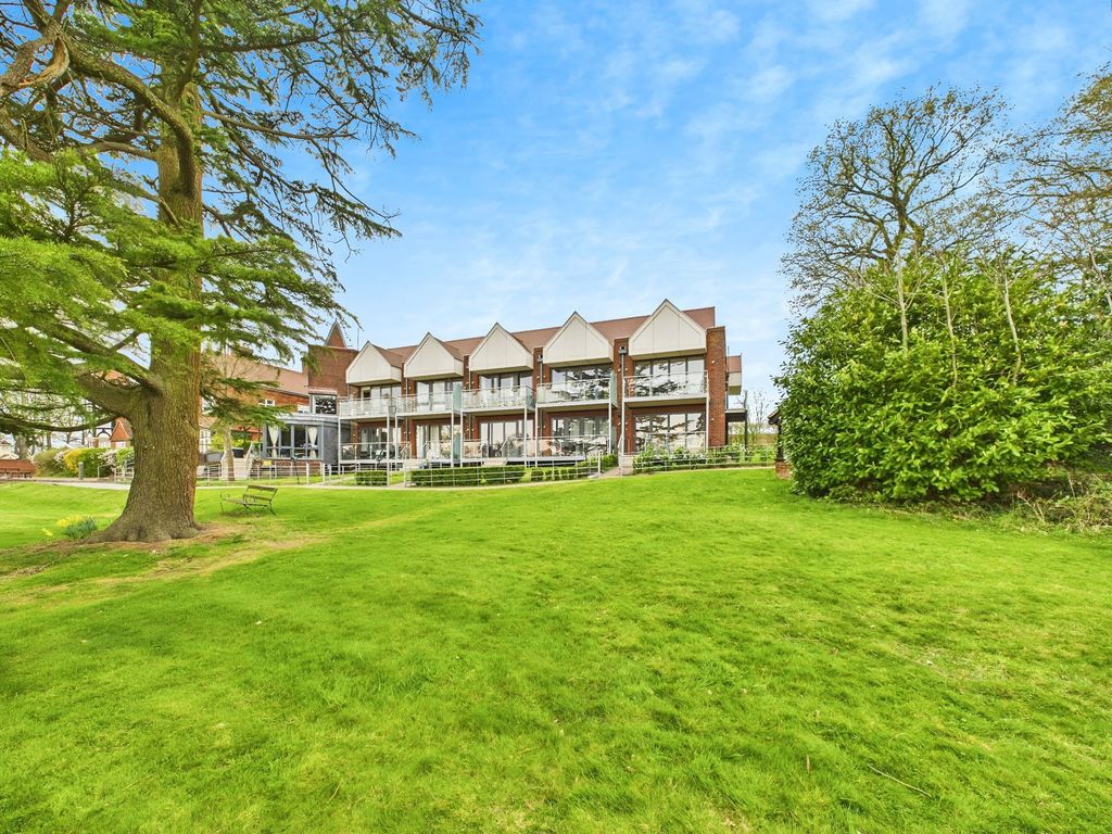 2 bed flat for saleThe Pavilion, Langhurstwood Road RH12
