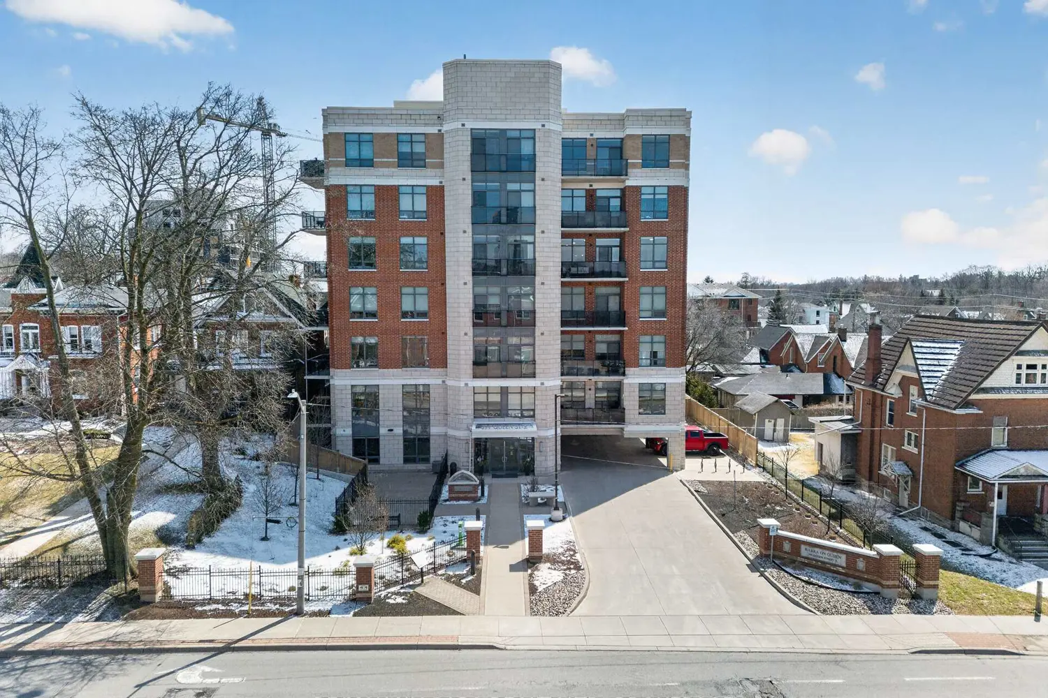 399 Queen Street 403