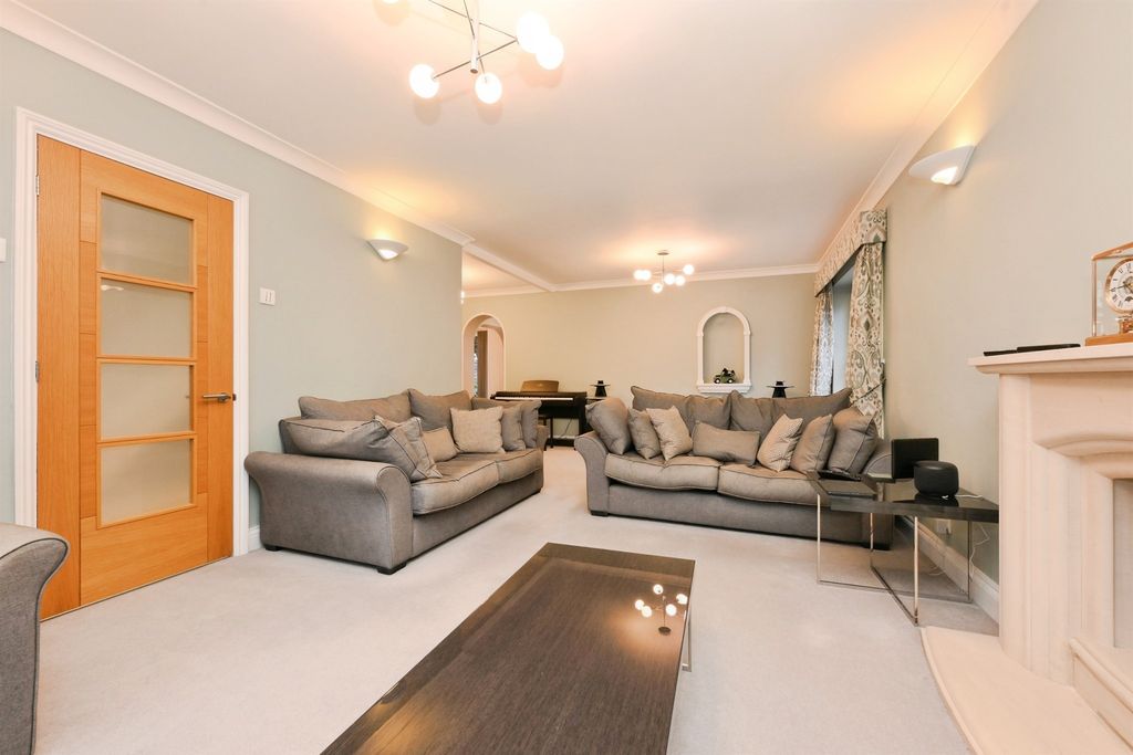 Additional image 3 of 5 bed detached house for saleRoselands Avenue, Hoddesdon EN11