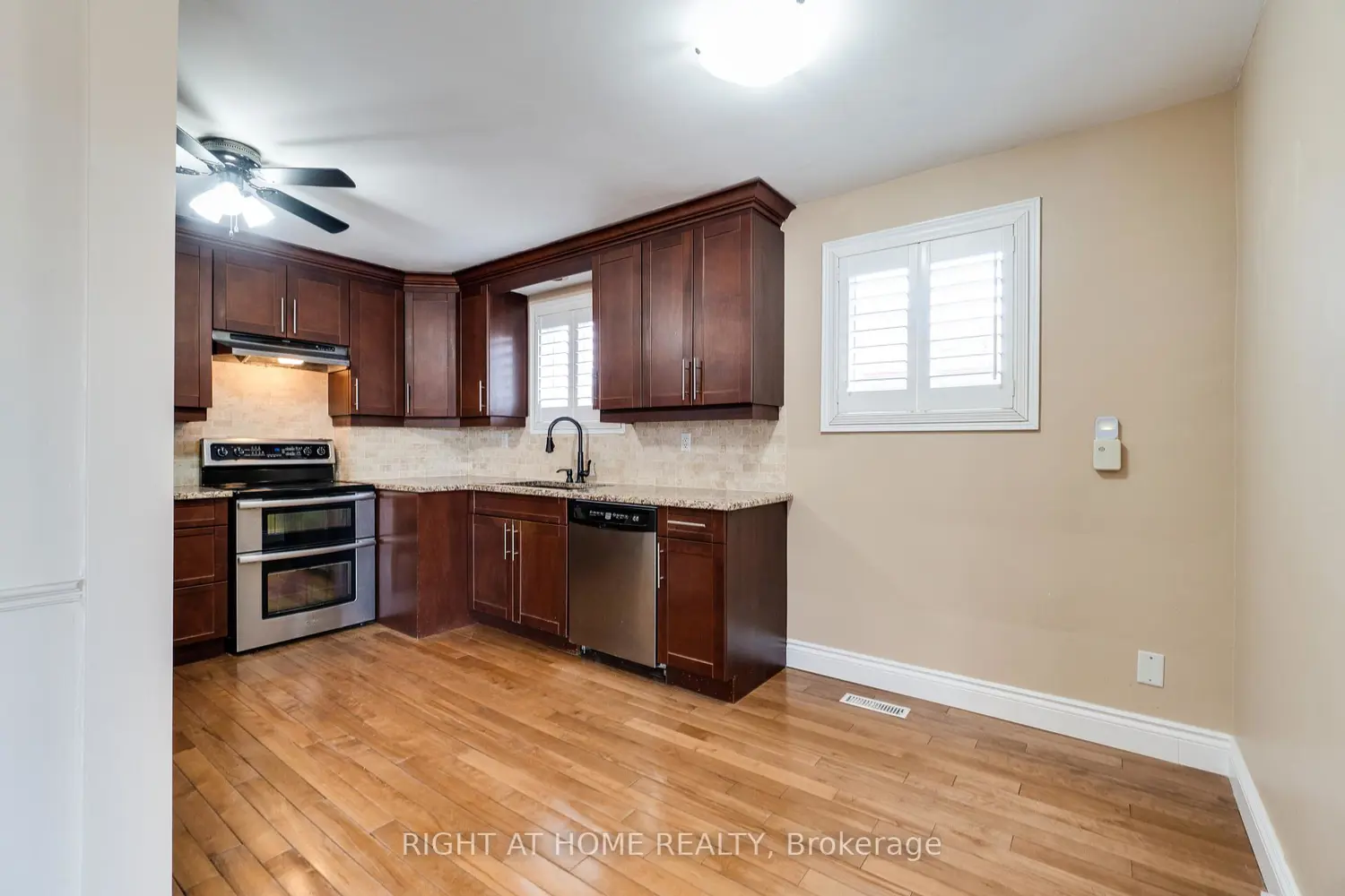 109 Rexway Drive photo 3