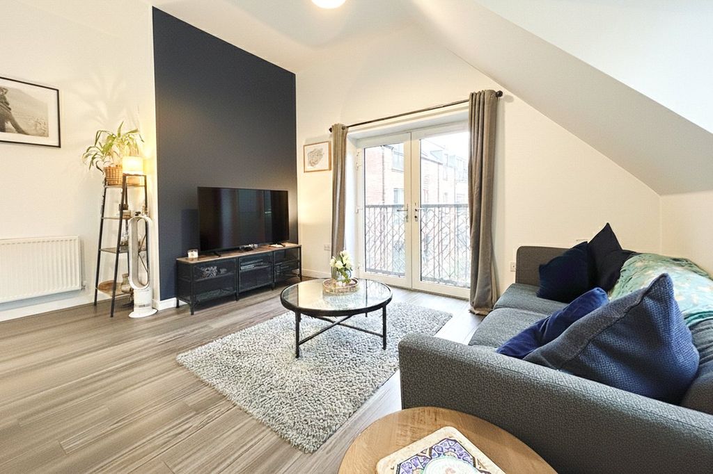 Additional image 7 of 2 bed flat for saleStation Road, Hook, Hampshire RG27