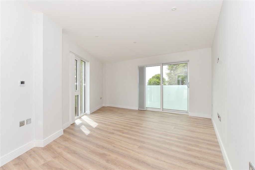 2 bed flat for saleStation Road, Horsham, West Sussex RH13