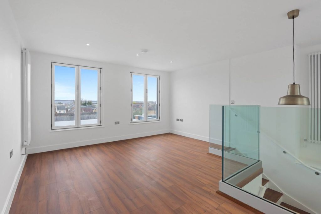 Additional image 10 of 3 bed flat for saleRye Road, Hoddesdon EN11