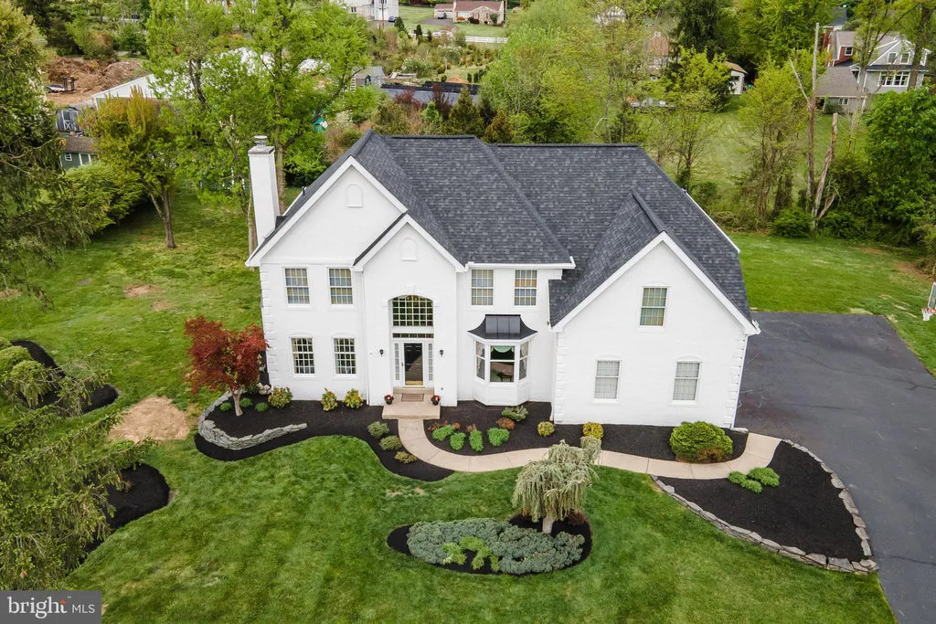 694 Misty Hollow Dr, Maple Glen, PA 19002