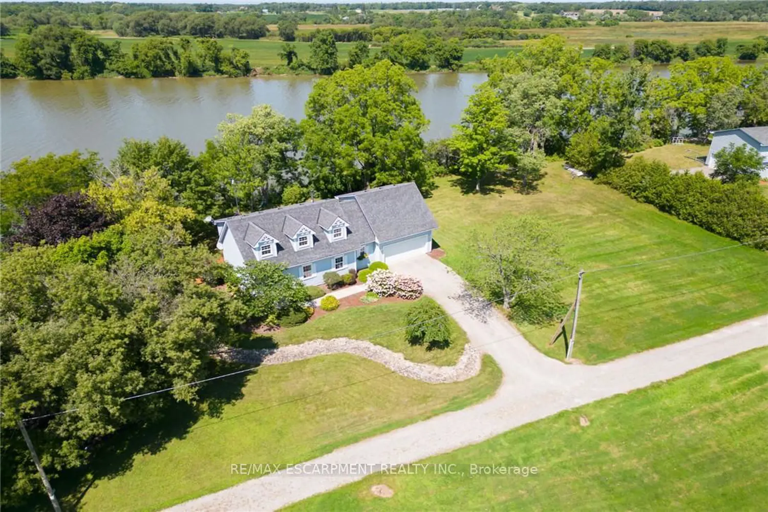 1042 River Road photo 2