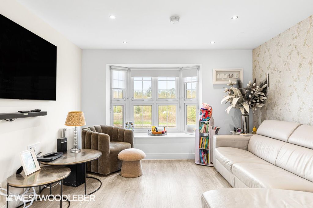 Additional image 7 of 2 bed flat for saleMoye Close, Hoddesdon EN11