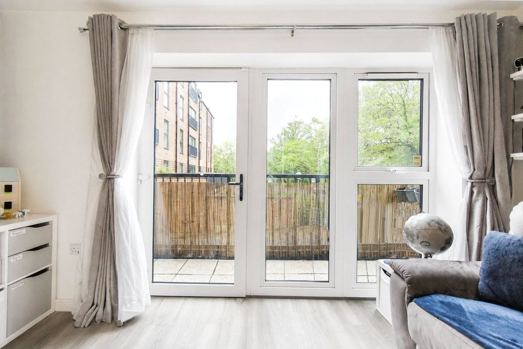 Additional image 13 of 2 bed flat for saleStation Road, Hook, Hampshire RG27