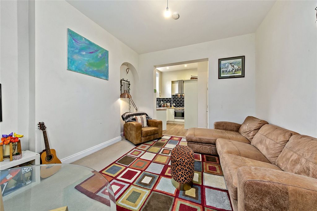 2 bed flat for saleStation Road, Hampton TW12 photo 5