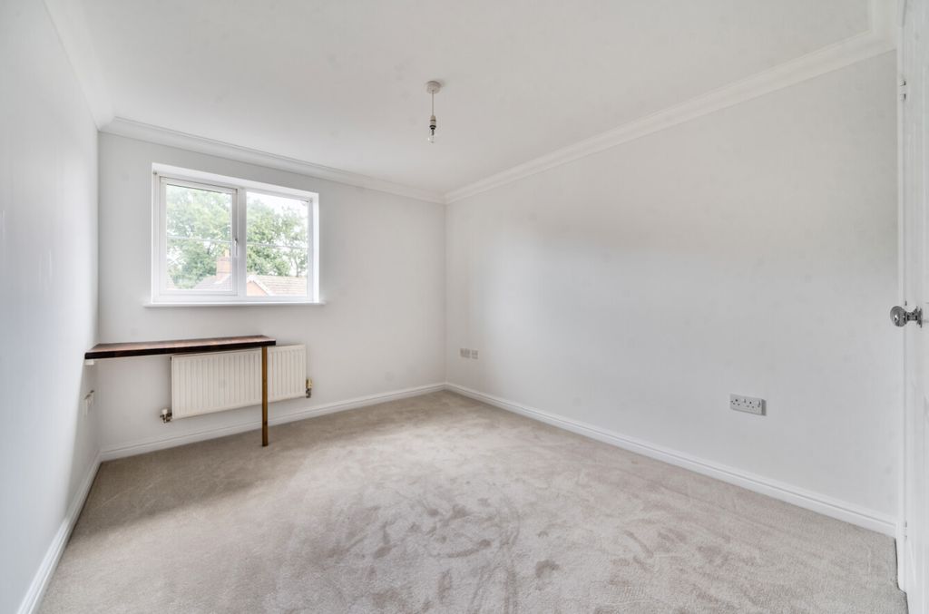 Additional image 7 of 2 bed flat for saleHaslemere, Surrey GU27