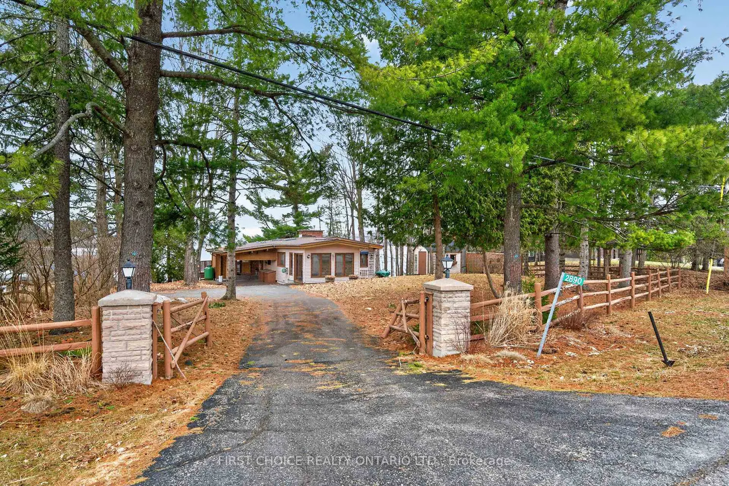 2890 Barlow Crescent photo 2