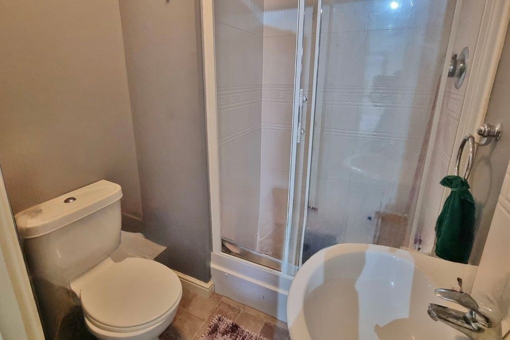 2 bed flat for saleLittle Hackets, Leigh Park PO9 photo 5