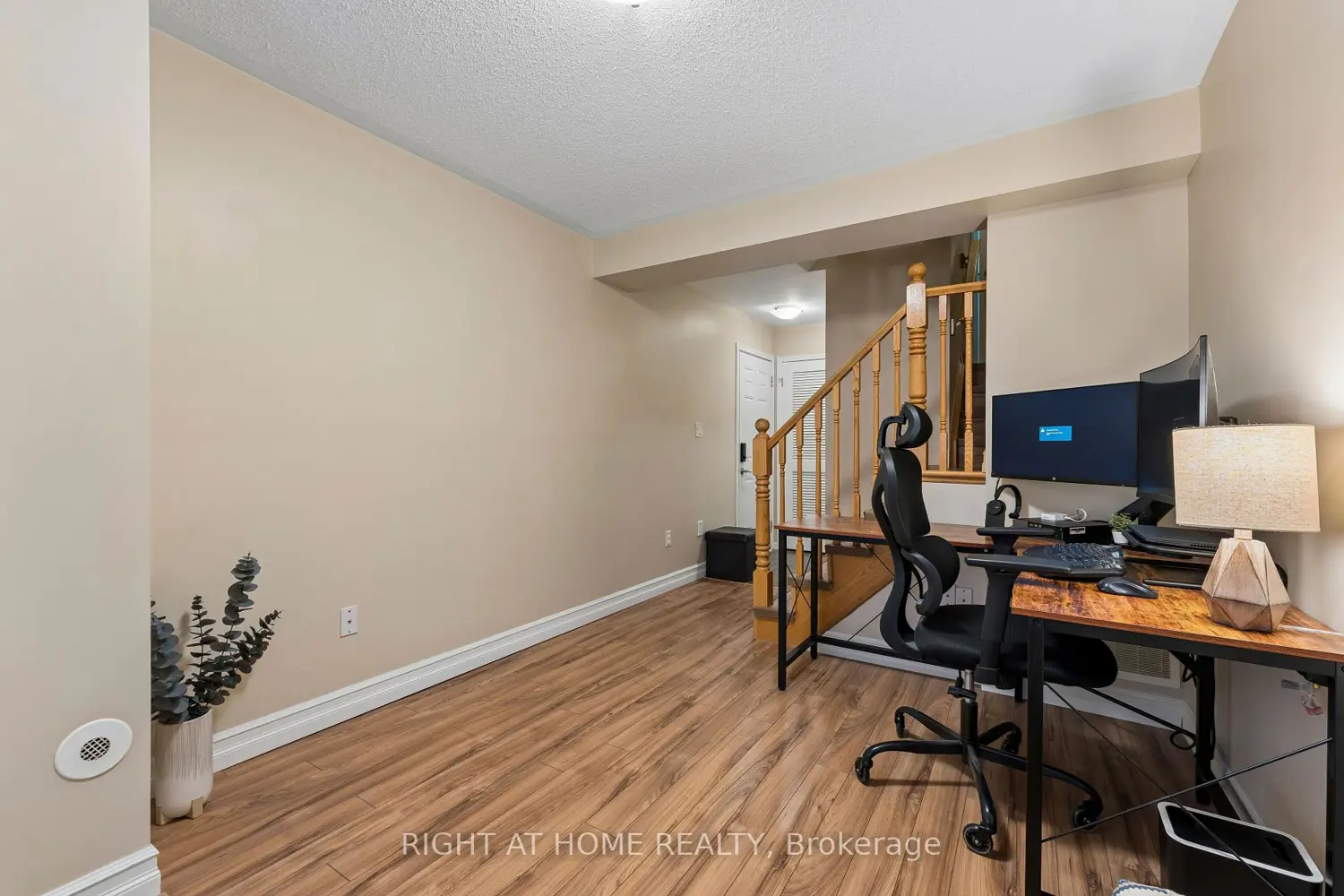 915 Deverell Place photo 3