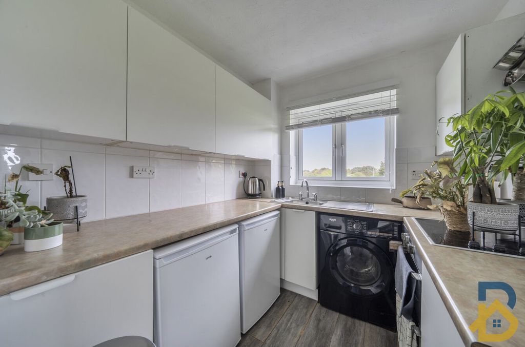2 bed flat for saleCreasey Close, Hornchurch RM11 photo 3