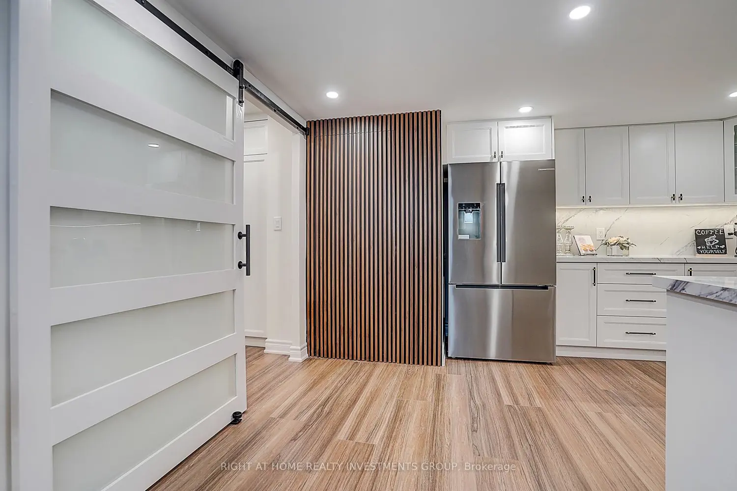 89 Skymark Drive 511 photo 5