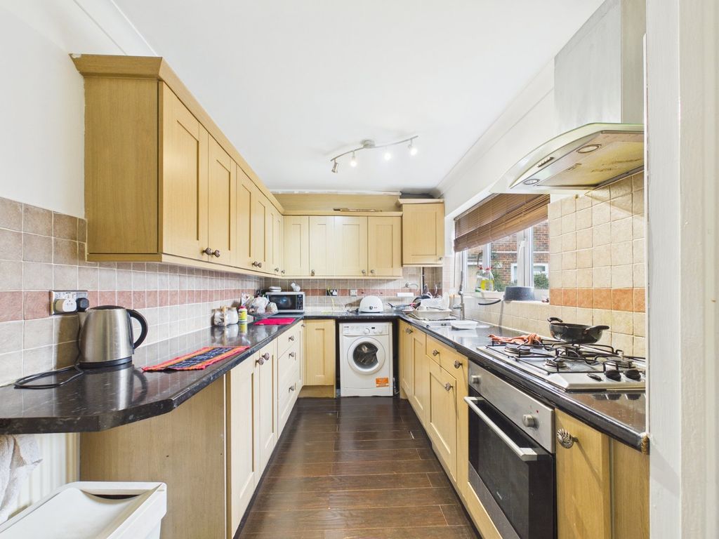 2 bed flat for saleRenfrew Road, Hounslow TW4 photo 3