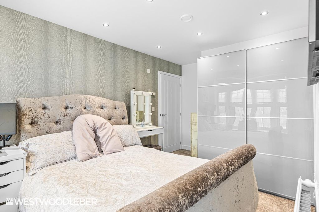 Additional image 9 of 2 bed flat for saleMoye Close, Hoddesdon EN11