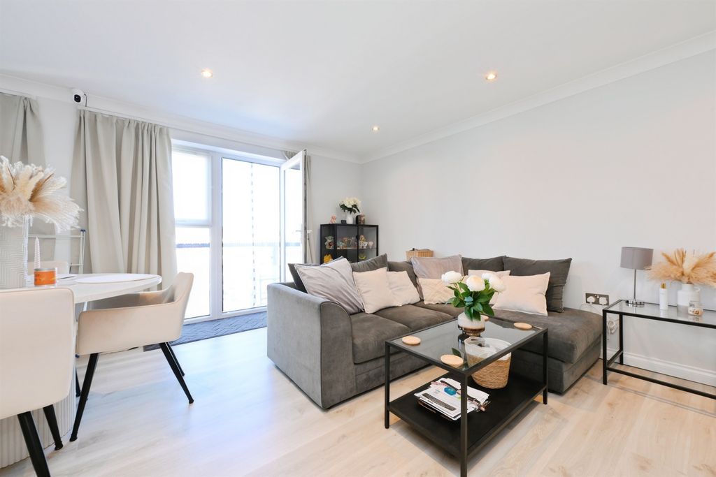 Additional image 7 of 2 bed flat for saleTaverners Way, Hoddesdon EN11