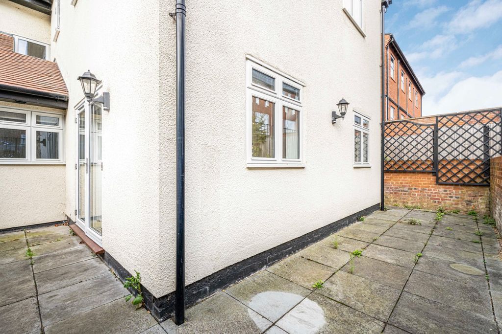 Additional image 11 of 2 bed flat for saleArden Grove, Harpenden AL5