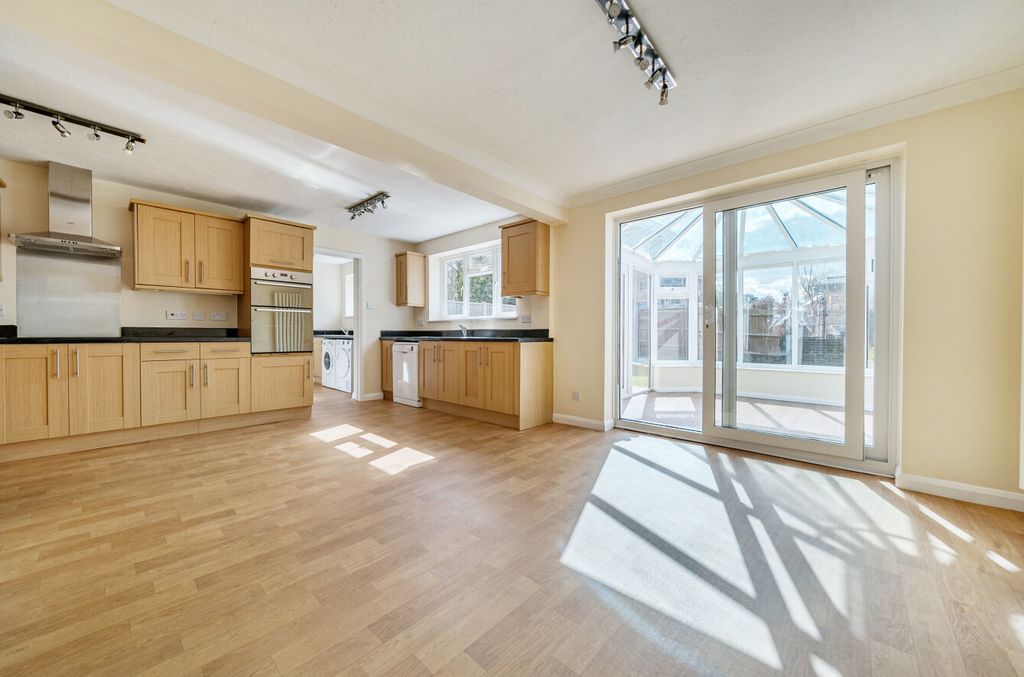 Additional image 2 of 4 bed detached house for saleOaktree Drive, Hook, Hampshire RG27