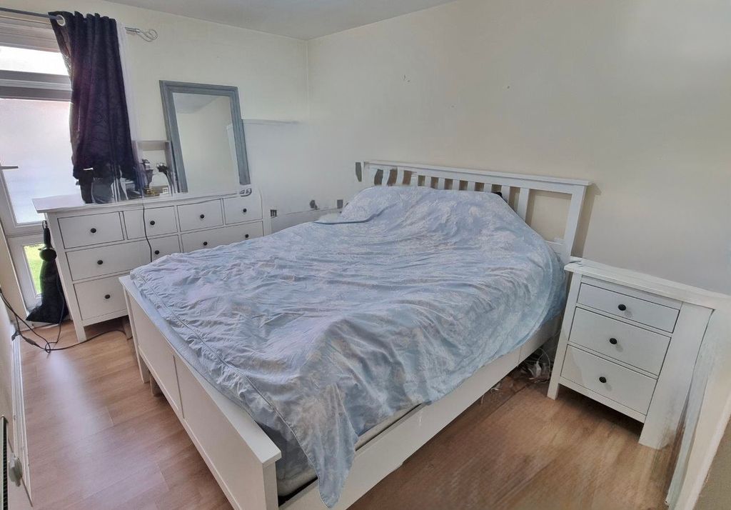 2 bed flat for saleLittle Hackets, Leigh Park PO9 photo 4