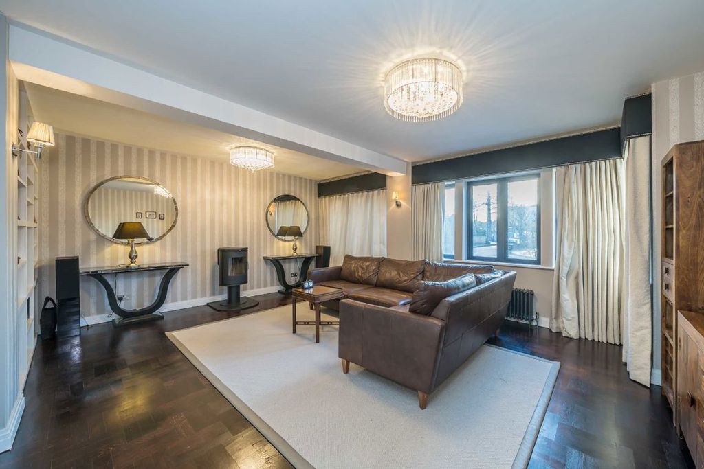 4 bed detached house for saleOrmond Crescent, Hampton TW12 photo 4