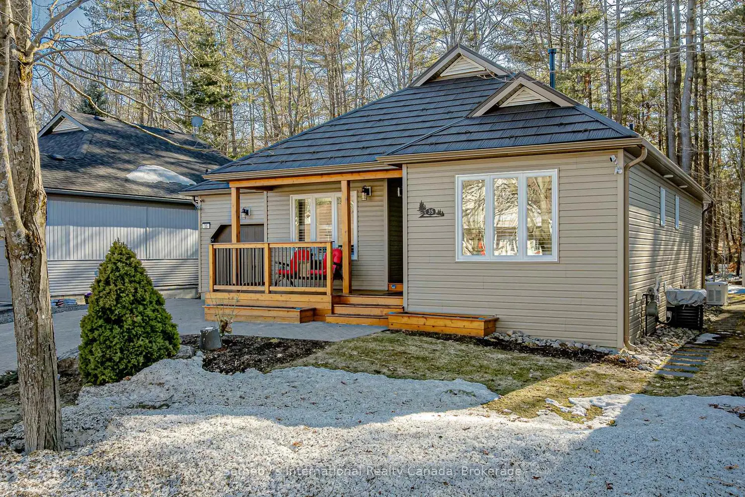 35 Pineridge Gate