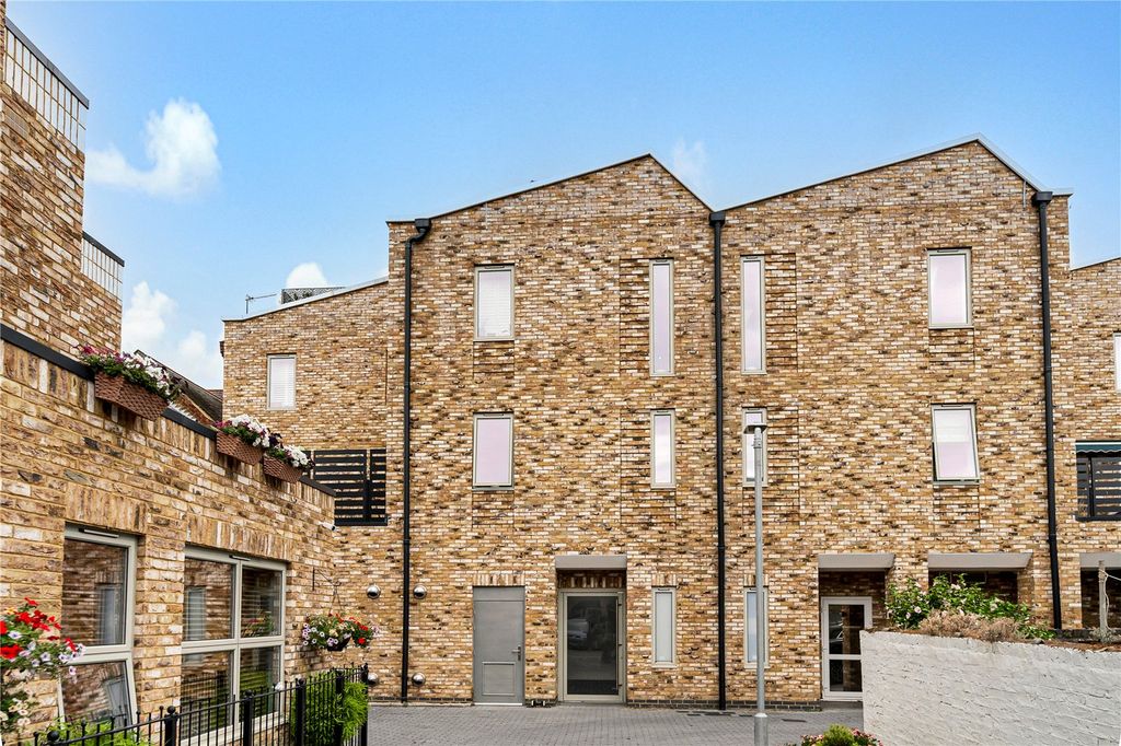 Additional image 2 of 1 bed flat for saleMorshead Yard, Hampton, Middlesex TW12