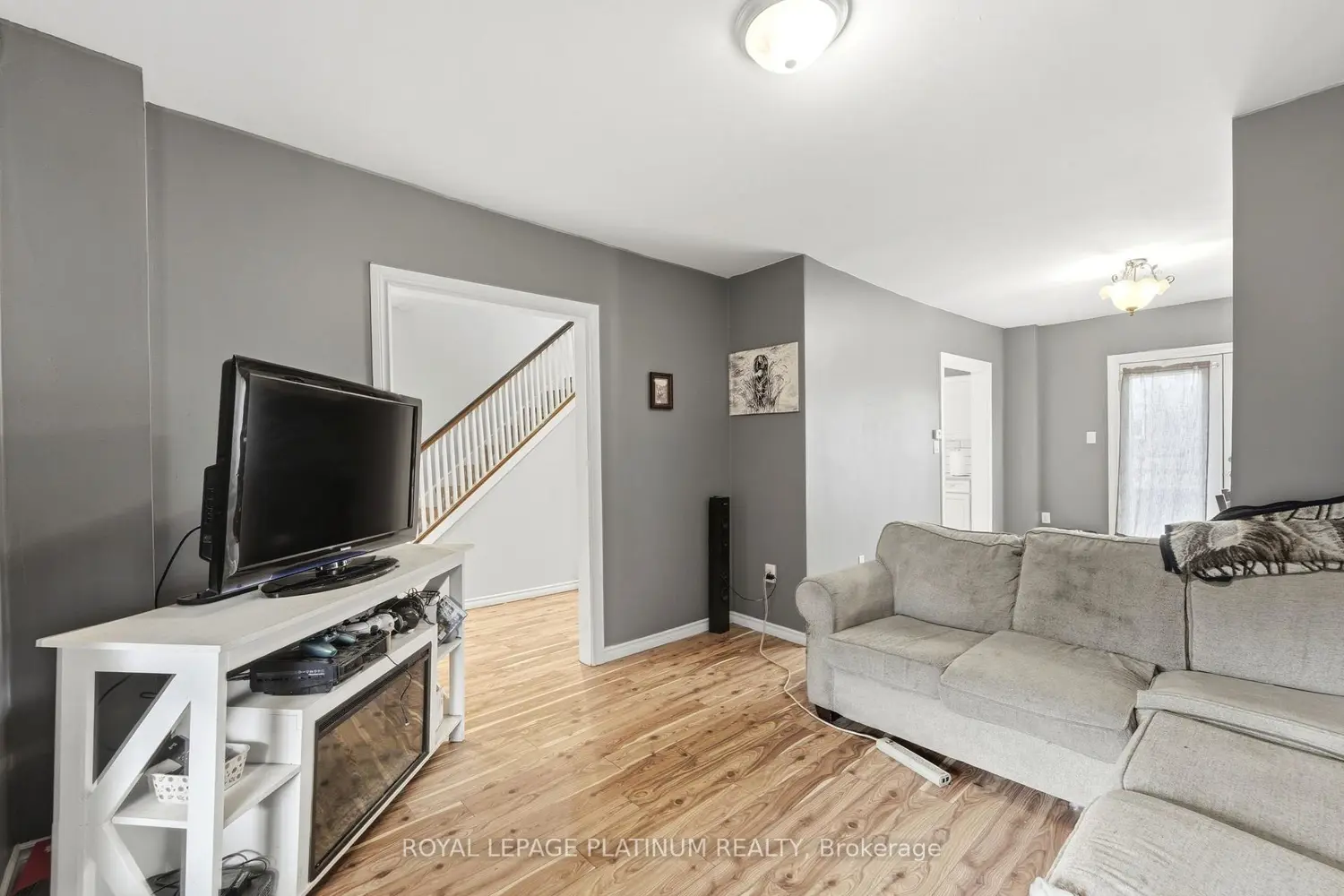 99 Robins Avenue photo 4
