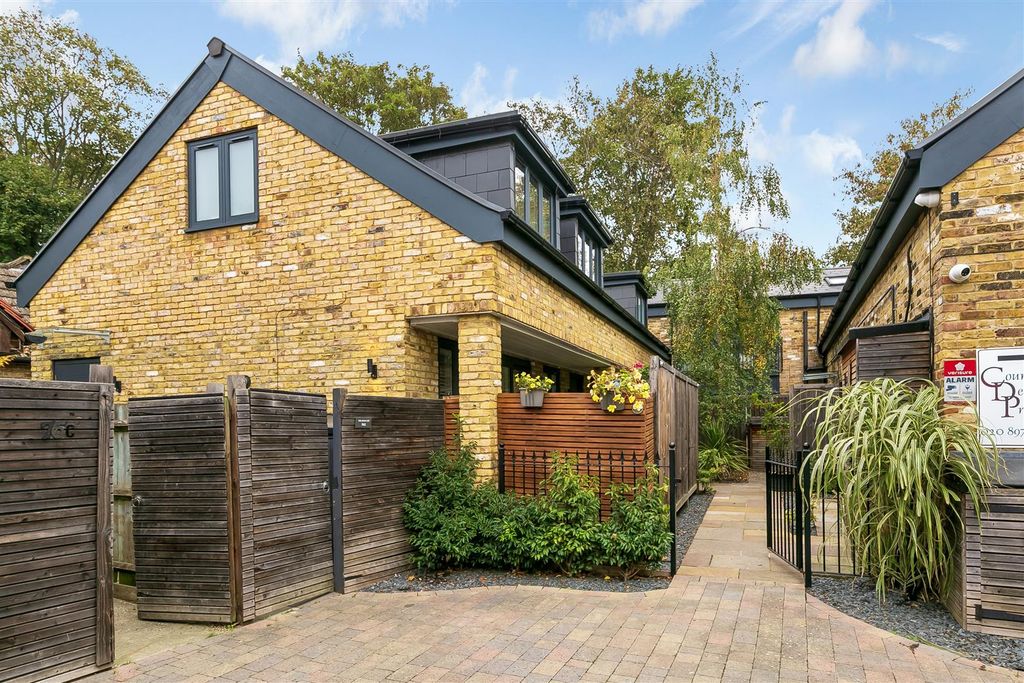 2 bed flat for saleStation Road, Hampton TW12 photo 2