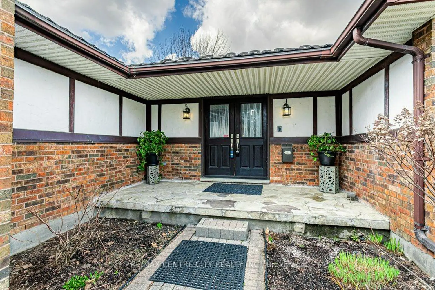 194 Commissioners Road photo 2