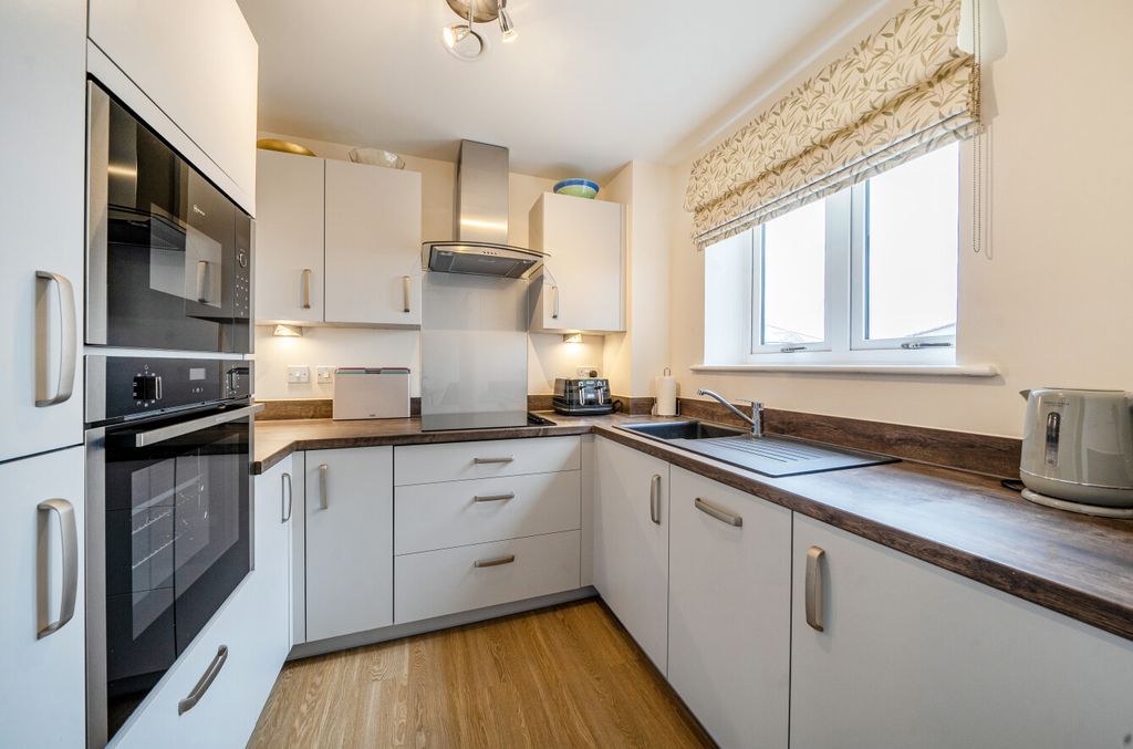 Additional image 3 of 1 bed flat for saleStation Road, Hook, Hampshire RG27