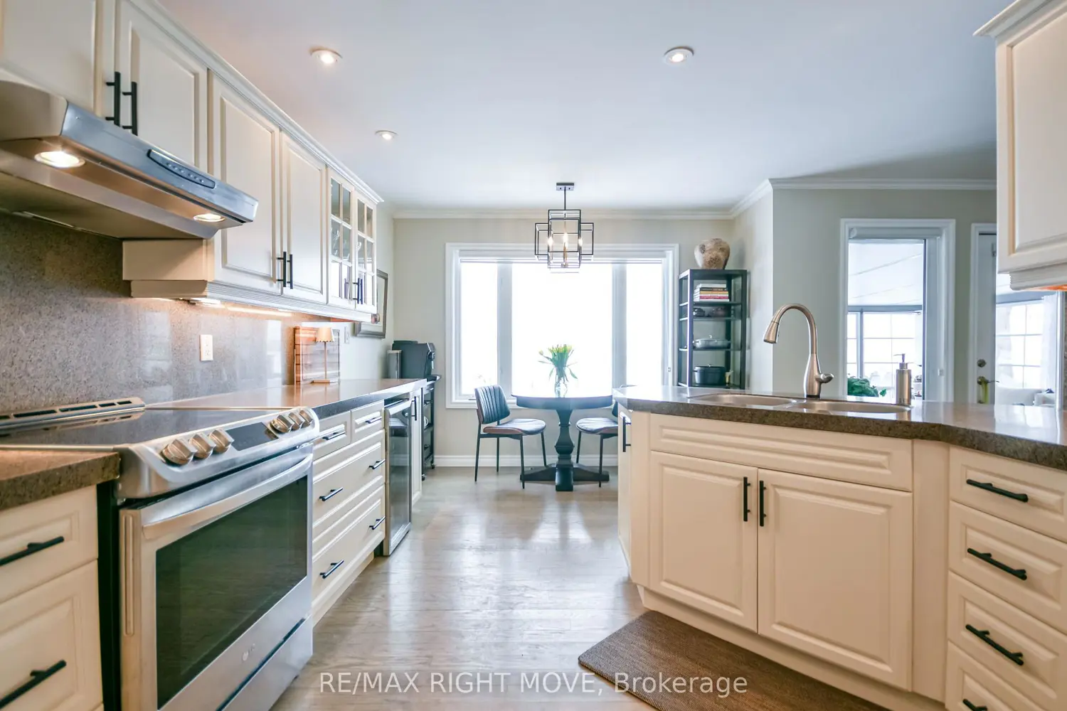 661 Glen Crescent photo 4