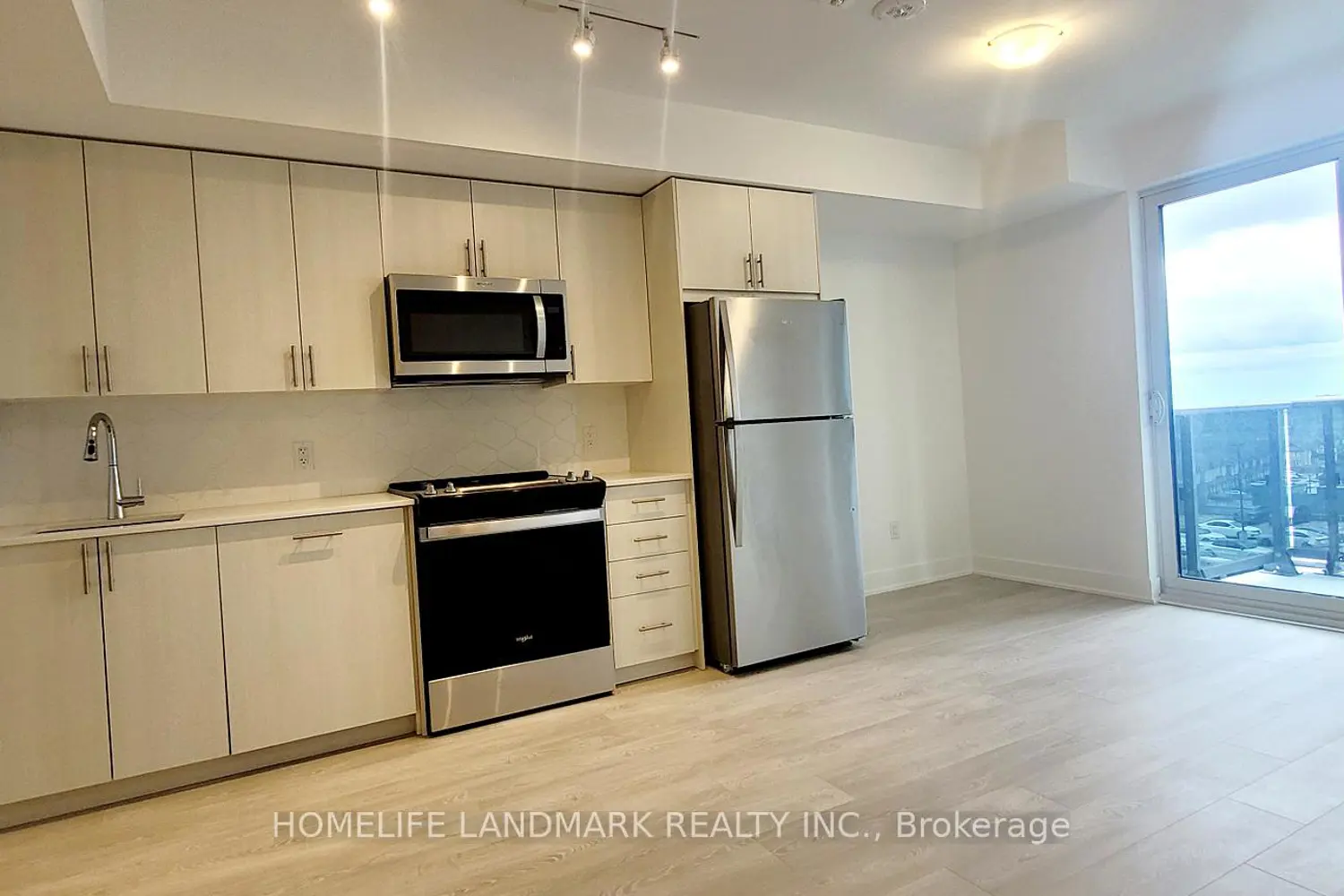 2545 Simcoe Street 724 photo 2