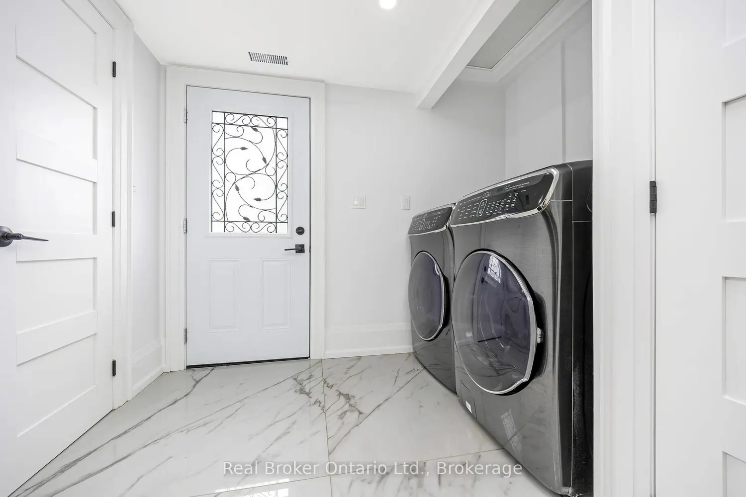 5938 Trafalgar Road photo 3