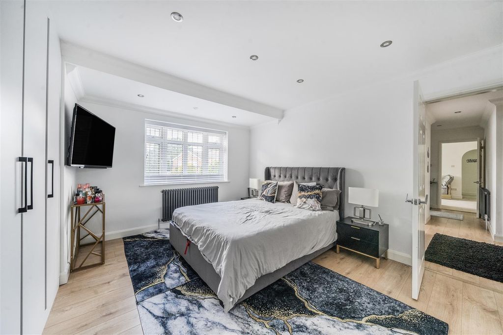 Additional image 28 of 6 bed detached house for saleMerlewood Close, High Wycombe HP11