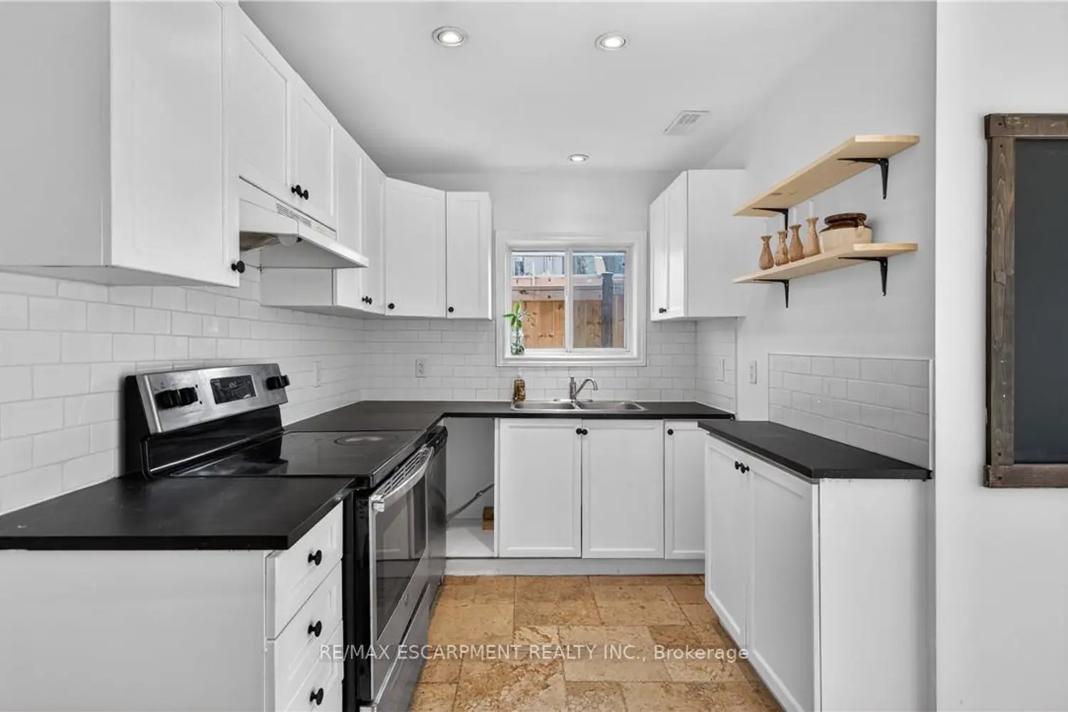 216 Robert Street photo 5