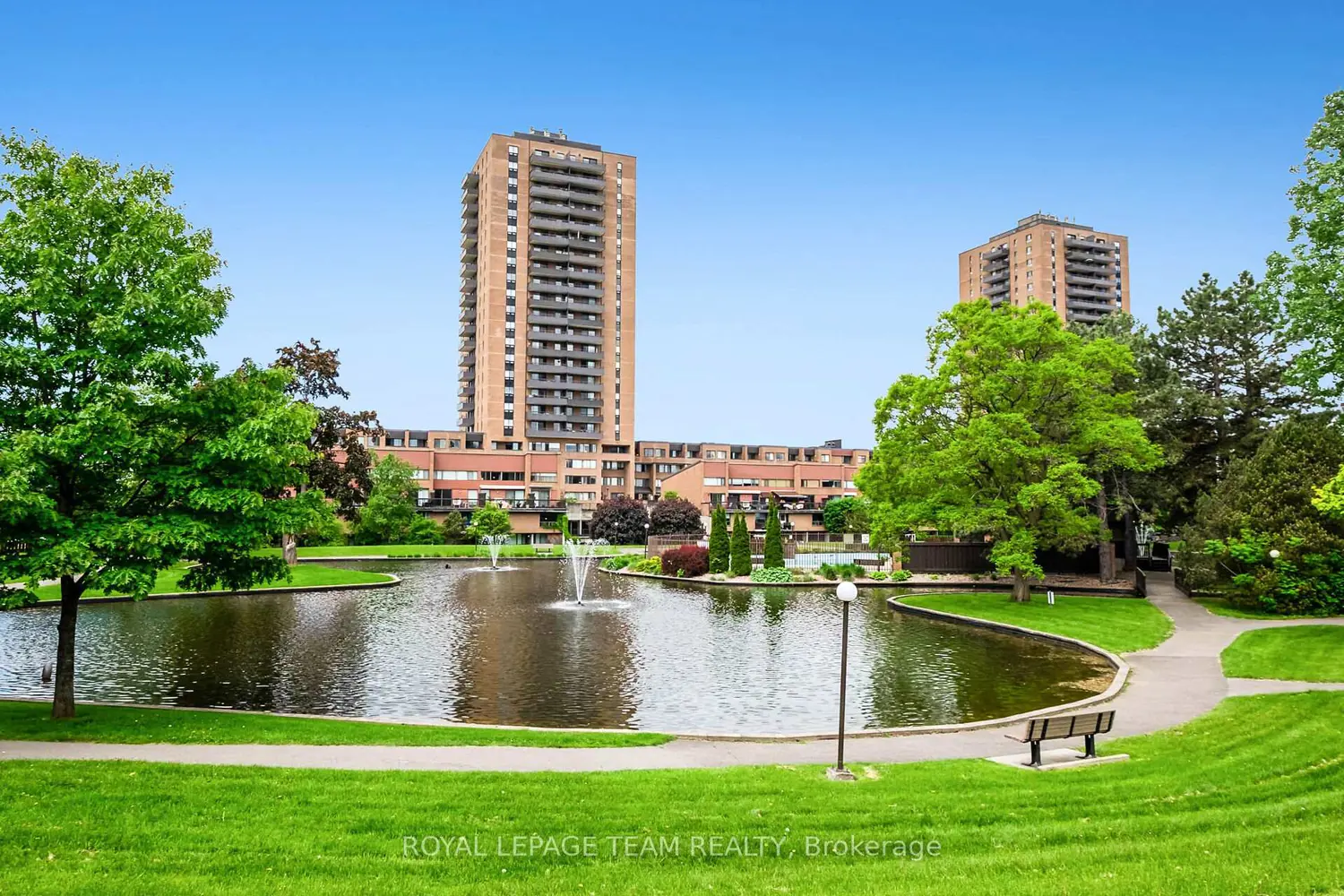 515 St Laurent Boulevard 2012