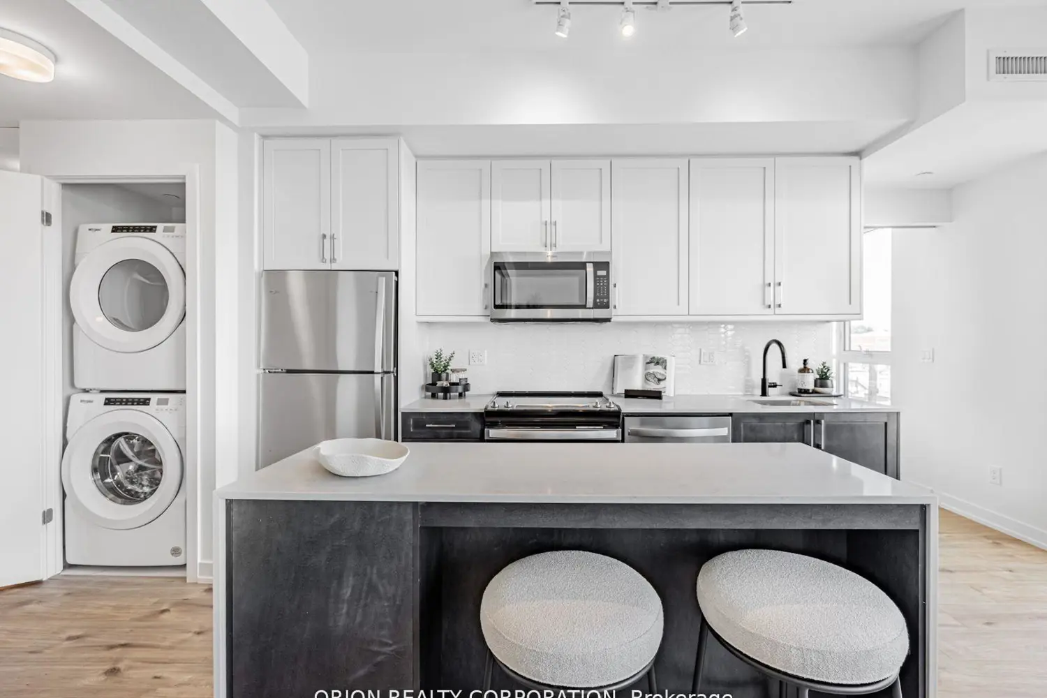 201 Brock Street 517 photo 5