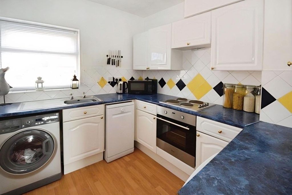 2 bed flat for saleCoventry Road, Hinckley LE10 photo 4
