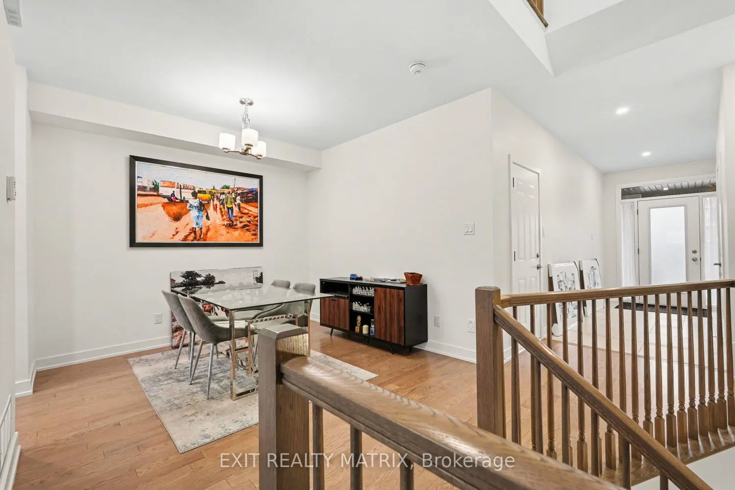 656 Putney Crescent photo 5